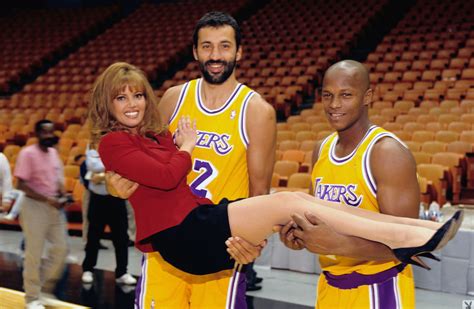 jeanie buss tits|Jeanie Buss muestra su coño peludo y sus tetas naturales